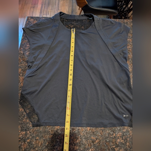 Under Armour Asymmetrical Lace Back Top - Picture 8 of 9